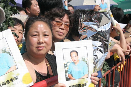 Public bid farewell to venerated newsman