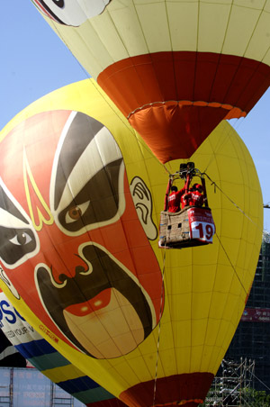 Hot balloon festival held in Hainan