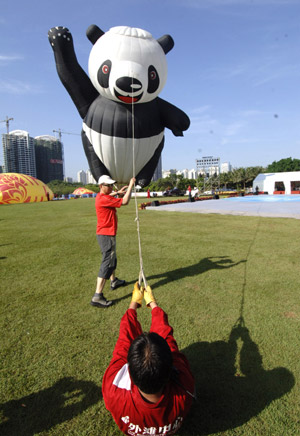 Hot balloon festival held in Hainan