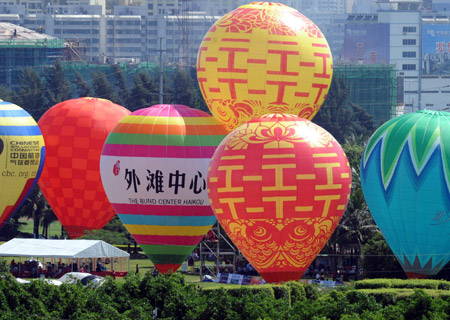 Hot balloon festival held in Hainan