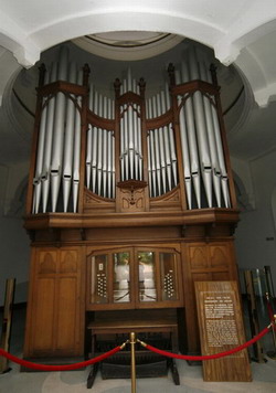 Giant organs settle on China's piano island