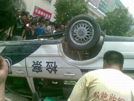 Traffic resumes after hundreds of furniture dealers protest on highway