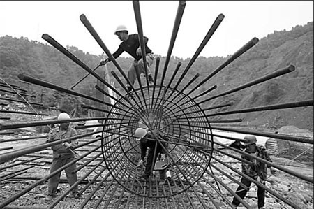 Quake victims still waiting for decent roofs