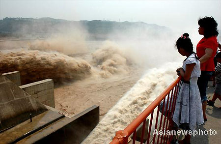 Xiaolangdi Reservoir discharges sand and flood