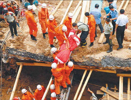 Subway collapse kills two in Xi'an
