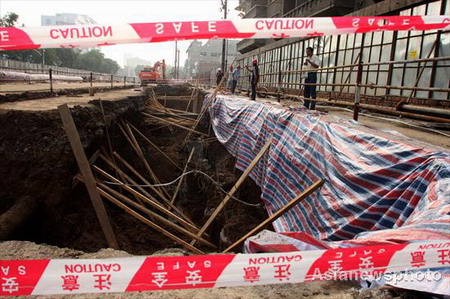 Subway collapse kills two in Xi'an