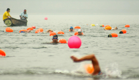 1,300 swimmers cross over Qiantang River