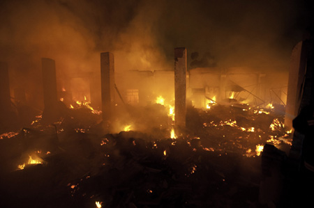 Firefighters extinguish fire in Chengdu