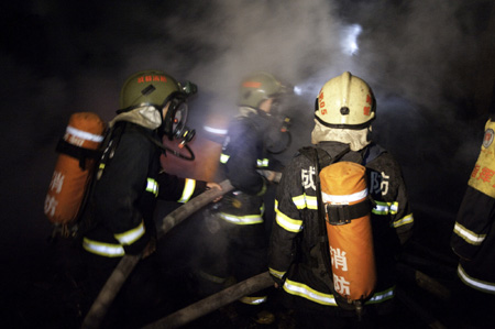 Firefighters extinguish fire in Chengdu
