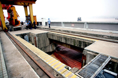 12 chemical containers fall into Yangtze