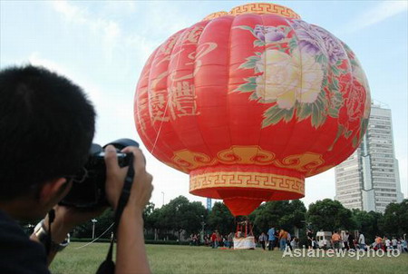 Mega hot-air balloon rises for PRC anniversary