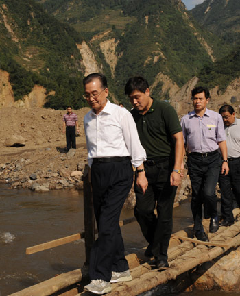 Premier Wen: Rebuild post-quake Sichuan head on