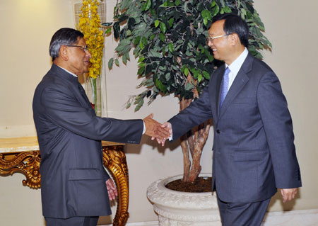 Chinese FM meets with Russian, Indian counterparts