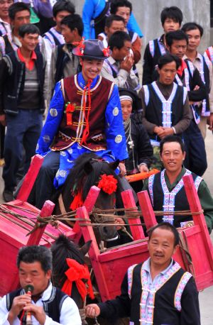 Zhuang people present traditional wedding to attract tourists