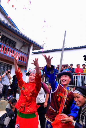 Zhuang people present traditional wedding to attract tourists
