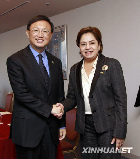 Chinese FM meets LatAm counterparts on bilateral ties