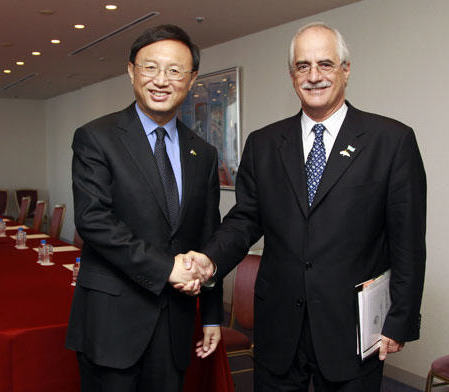 Chinese FM meets LatAm counterparts on bilateral ties