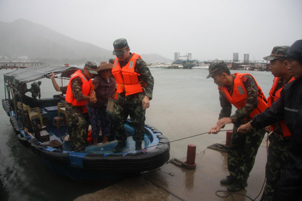 Typhoon Conson hits Hainan; 2 killed