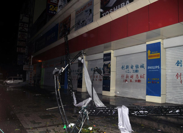 Typhoon Conson hits Hainan; 2 killed
