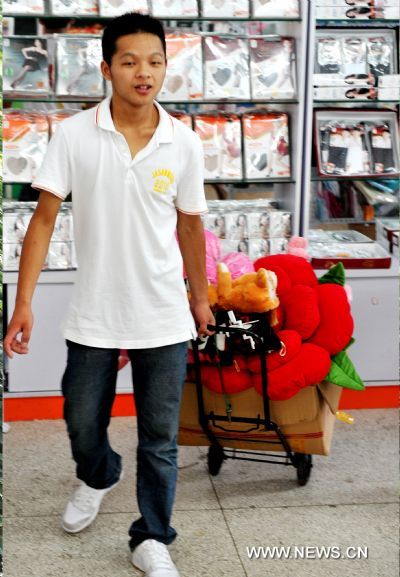 Students devote holidays to online business