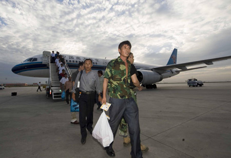 192 Chinese rescued from flood-hit Pakistan arrive home