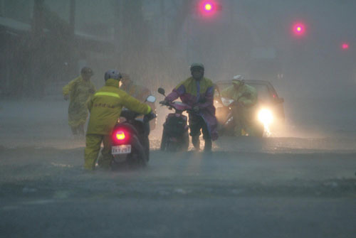 Typhoon roars into Taiwan