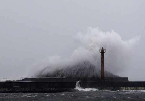 Typhoon roars into Taiwan