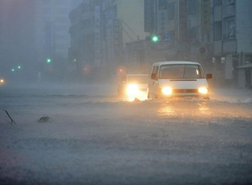 Typhoon roars into Taiwan