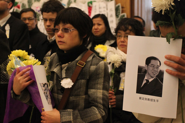 Tributes pour in for legal expert