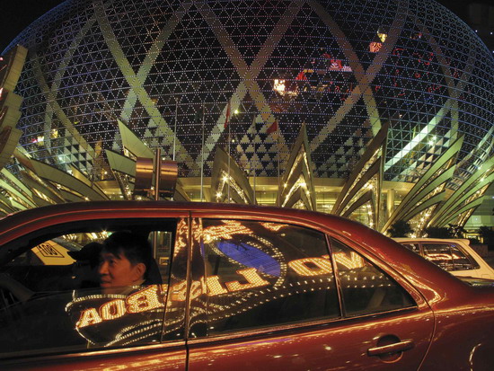 Macao gambling revenue soars 58% in 2010