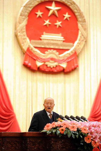 Two academicians win China's top science prize