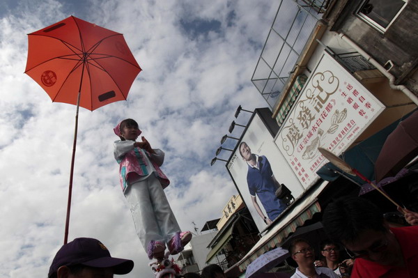 Bun Scrambling Contest a hit in Hong Kong