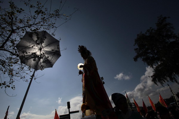 Bun Scrambling Contest a hit in Hong Kong