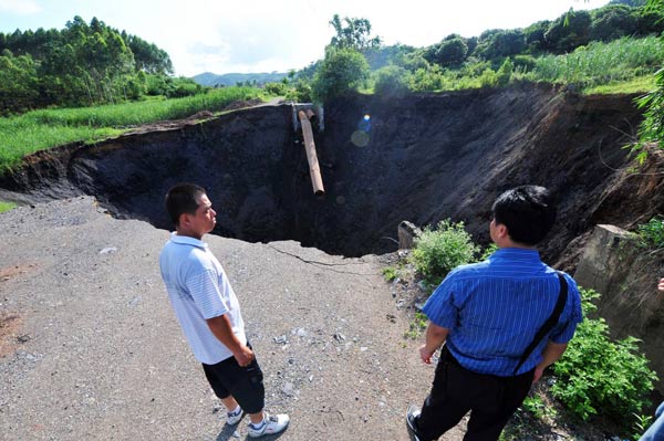 Rescuers rush to reach 19 trapped miners in S China