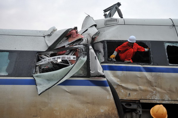 A rescue worker is seen at the scene in Wenzhou, East China's Zhejiang province, July 24, 2011 after two bullet trains crashed on the evening of July 23. 23 trains suspended in E China after train crash