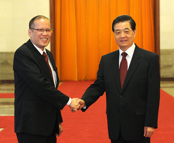 President Hu Jintao (R) shakes hands with Philippine President Benigno Aquino during a welcome ceremony at the Great Hall of the People in Beijing, August 31, 2011. Chinese, Philippine presidents hold talks