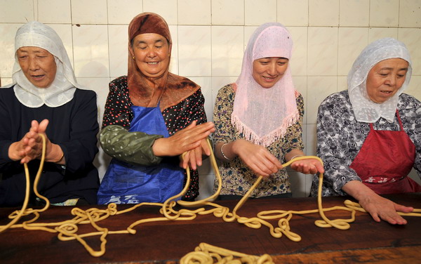 Muslim women prepare food to celebrate Eid al-Fitr in Pingliang, Northwest China's Gansu province, Aug 30, 2011. Chinese Muslims celebrate end of Ramadan