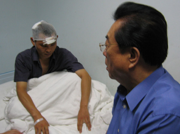 Singer apologizes for son's attack