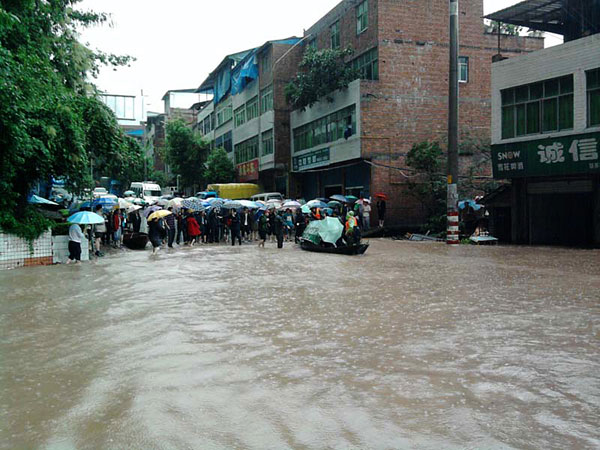 People are evacuated from the submerged areas in Jiangkou town, Pingchang county, Bazhong city of Southwest China's Sichuan province, Sept 18, 2011. Flood kills 13 in SW China