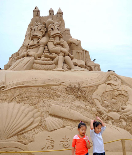 About 60 sculptures of Disney figures were showcased at a Disney-themed exhibition that opened in Zhoushan city, East China's Zhejiang province on Saturday. Disney-themed sand sculptures displayed in E China