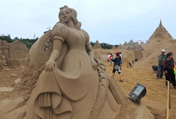 About 60 sculptures of Disney figures were showcased at a Disney-themed exhibition that opened in Zhoushan city, East China's Zhejiang province on Saturday. Disney-themed sand sculptures displayed in E China