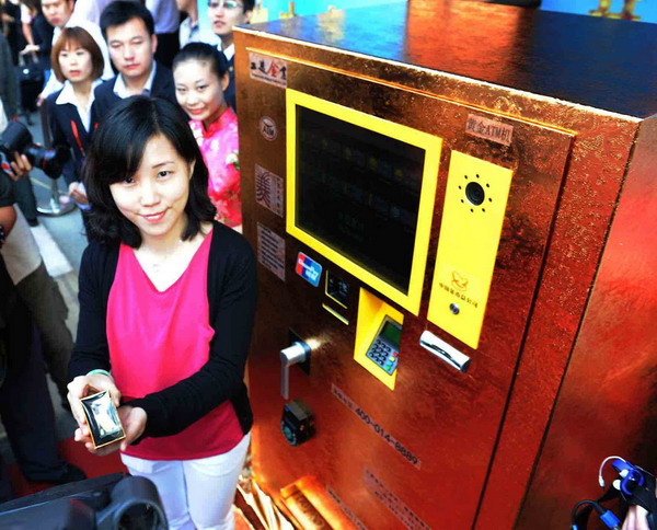 The country's first gold ATM is officially put into use in Beijing's Wangfujing Street on Sunday. Gold ATM activated, but not for long