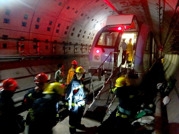 Rescuers ensure that the injured have been taken to safety following the Shanghai subway crash on Tuesday afternoon. 271 injured in Shanghai's subway crash