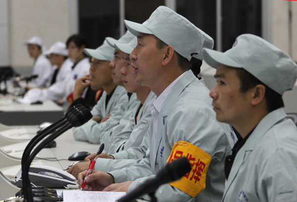 Technicians take part in a joint test at the Jiuquan Satellite Launch Center in Northwest China's Gansu province, Sept 28, 2011. One small step for Tiangong-1