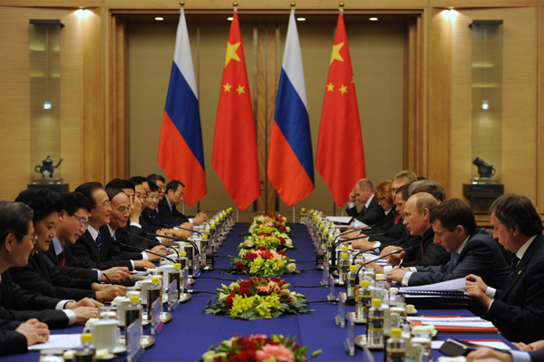 Chinese, Russian PMs pledge closer cooperation