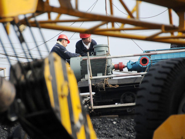 Workers install a pump for a rescue mission at Jindi Coal Mine in Jidong county, Northeast China's Heilongjiang province, Oct 15, 2011. No sign of life in flooded coal mine, NE China