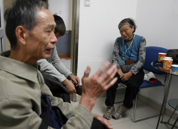 Wang Yulan and her husband, Yan Fucun, in an office at Carrefour's Guanggu store in Wuhan, Hubei province, on Oct 20. Old woman seeks Carrefour apology