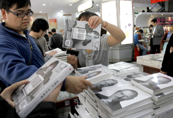 Shoppers at the Beijing Books Building browse copies of Steve Jobs' biography on Monday. Chinese readers keen to get copies of Jobs book