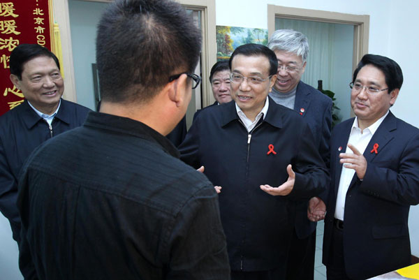 Vice-Premier Li Keqiang shakes hands with an AIDS patient at Beijing Centers for Diseases Control and Prevention on Friday. Pang Xinglei / for China Daily HIV/AIDS testing, counseling to expand