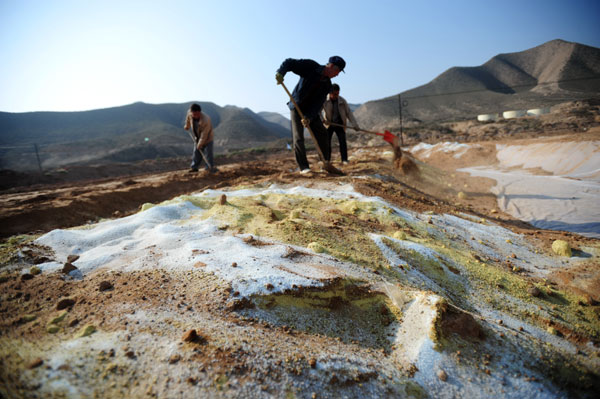 On Oct 16, workers at a remediation plant in Baiyin city, Gansu province, place soil polluted by heavy metals into a chemical washing pool to purify it. The industrial pollution has driven farmers to desert their land. Nie Jianjiang / Xinhua Debate on class-action plan
